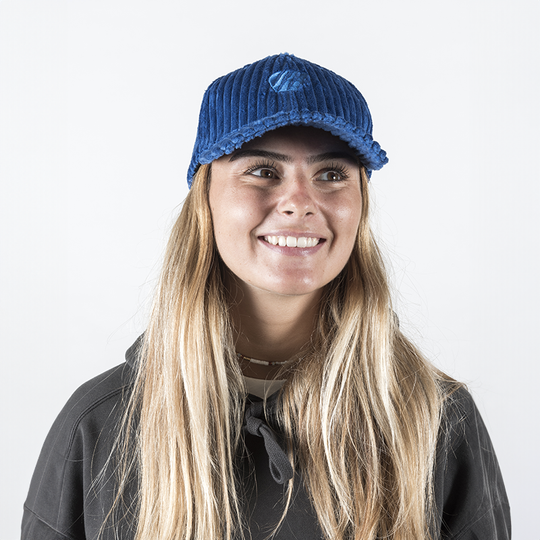 Casquette Meltem velours cotelé - Bleue FEROCE portée femme face
