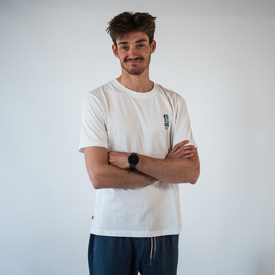 T-shirt coton bio Lefkes - bleu FEROCE porté de face homme