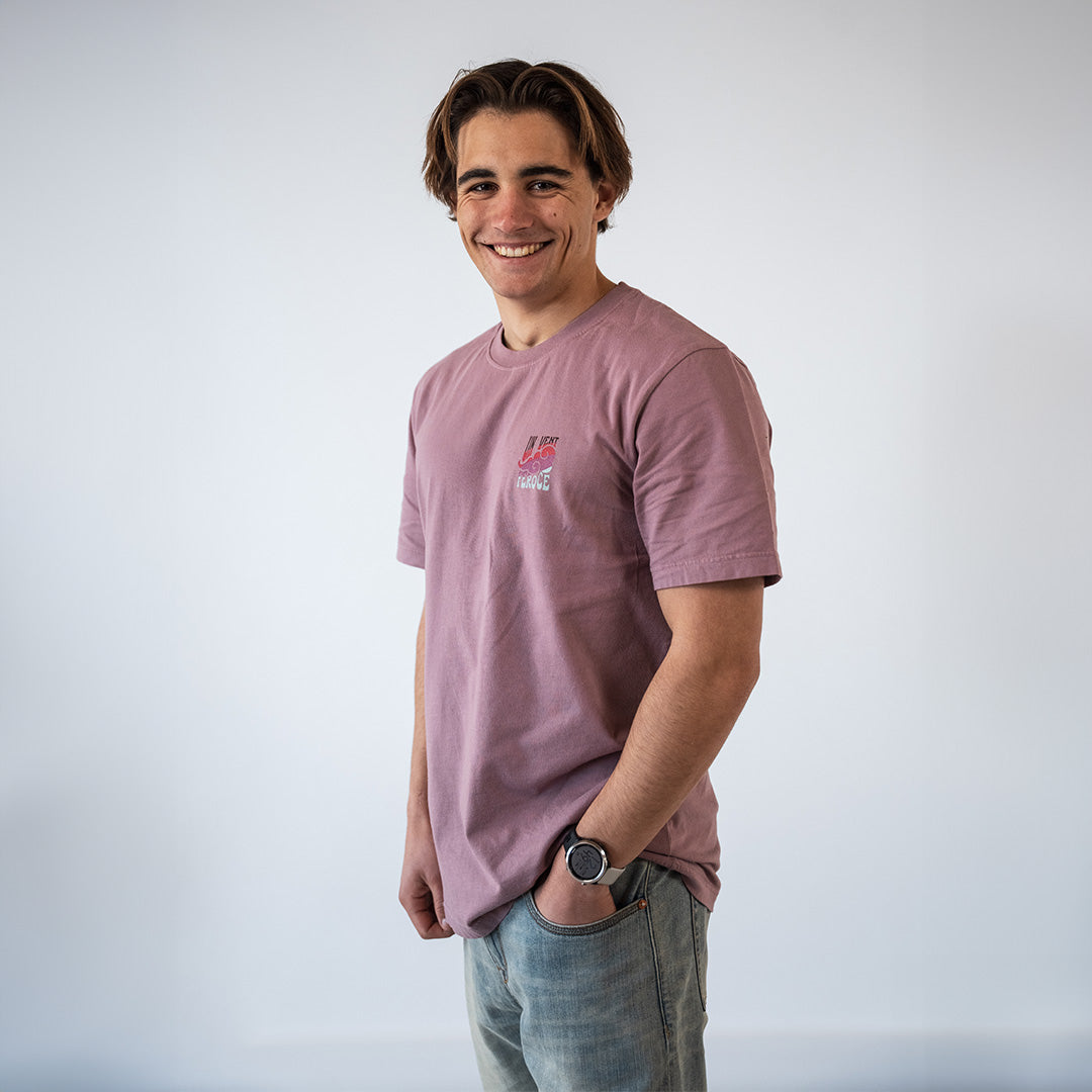 T-shirt coton bio Un Vent Feroce - rose FEROCE porté de face