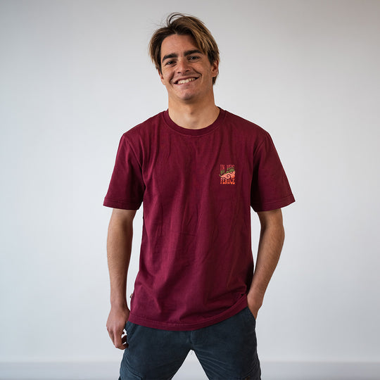 T-shirt coton bio Un Vent Feroce - framboise FEROCE porté vue de face