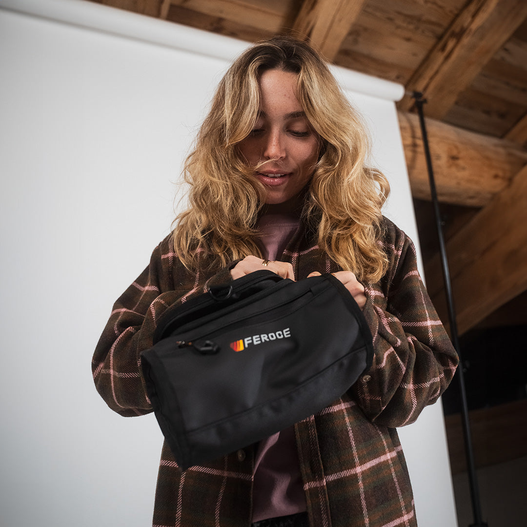 Trousse de toilette - noir FEROCE portée en main ouverture