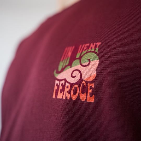T-shirt coton bio Un Vent Feroce - framboise FEROCE détail logo poitrine