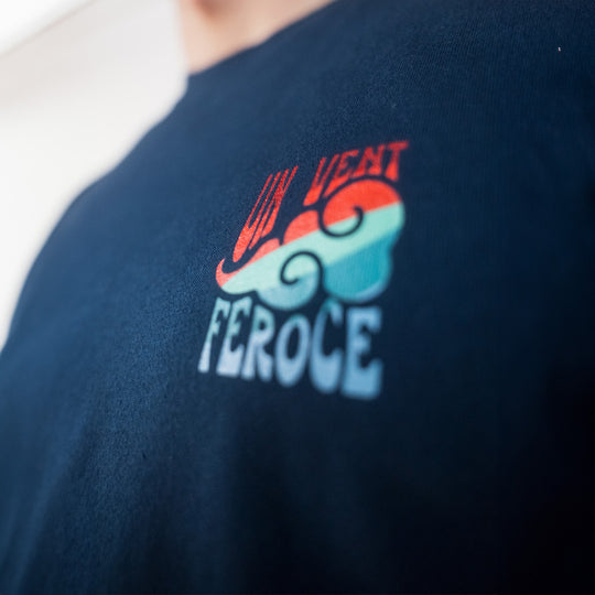T-shirt coton bio Un Vent Feroce - bleu FEROCE détail logo poitrine