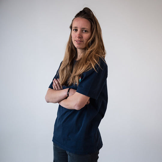 T-shirt coton bio Un Vent Feroce - bleu FEROCE porté par une femme