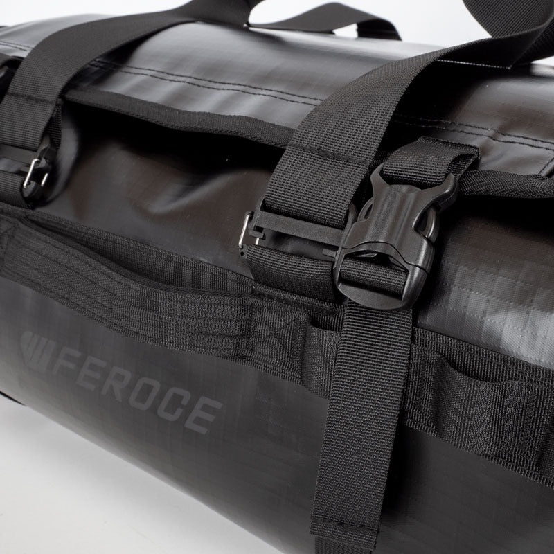 Sac Duffel Velay 40L - Noir Brillant FEROCE détail sangles de maintien