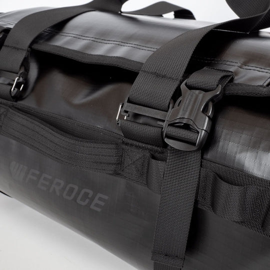 Sac Duffel Velay 40L - Noir Brillant FEROCE détail sangles de maintien