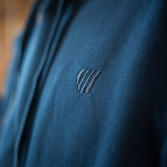 Hoodie coton bio Un Vent Feroce - Bleu marine