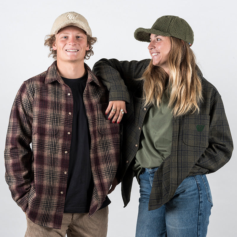 Chemise Mezenc en laine - Kaki &amp; bordeaux FEROCE portée en duo lifestyle