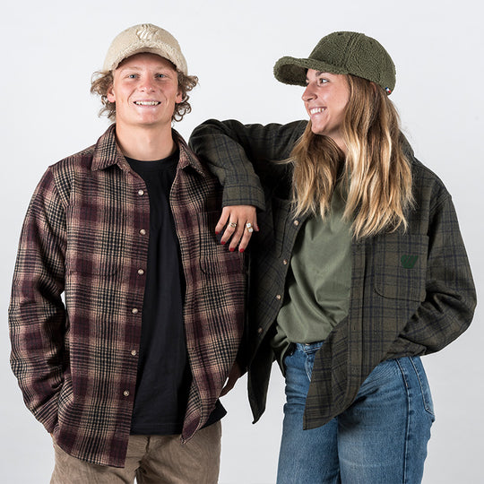 Chemise Mezenc en laine - Kaki &amp; bordeaux FEROCE portée en duo lifestyle