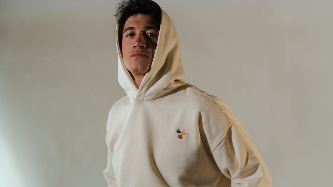 Hoodie Yellowstone écru porté en studio homme vue de face