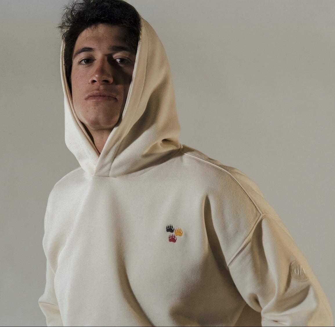 Hoodie Yellowstone écru porté en studio homme vue de face