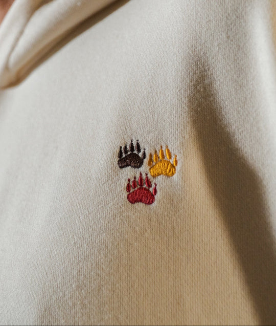 Hoodie Yellowstone écru porté détail logo brodé