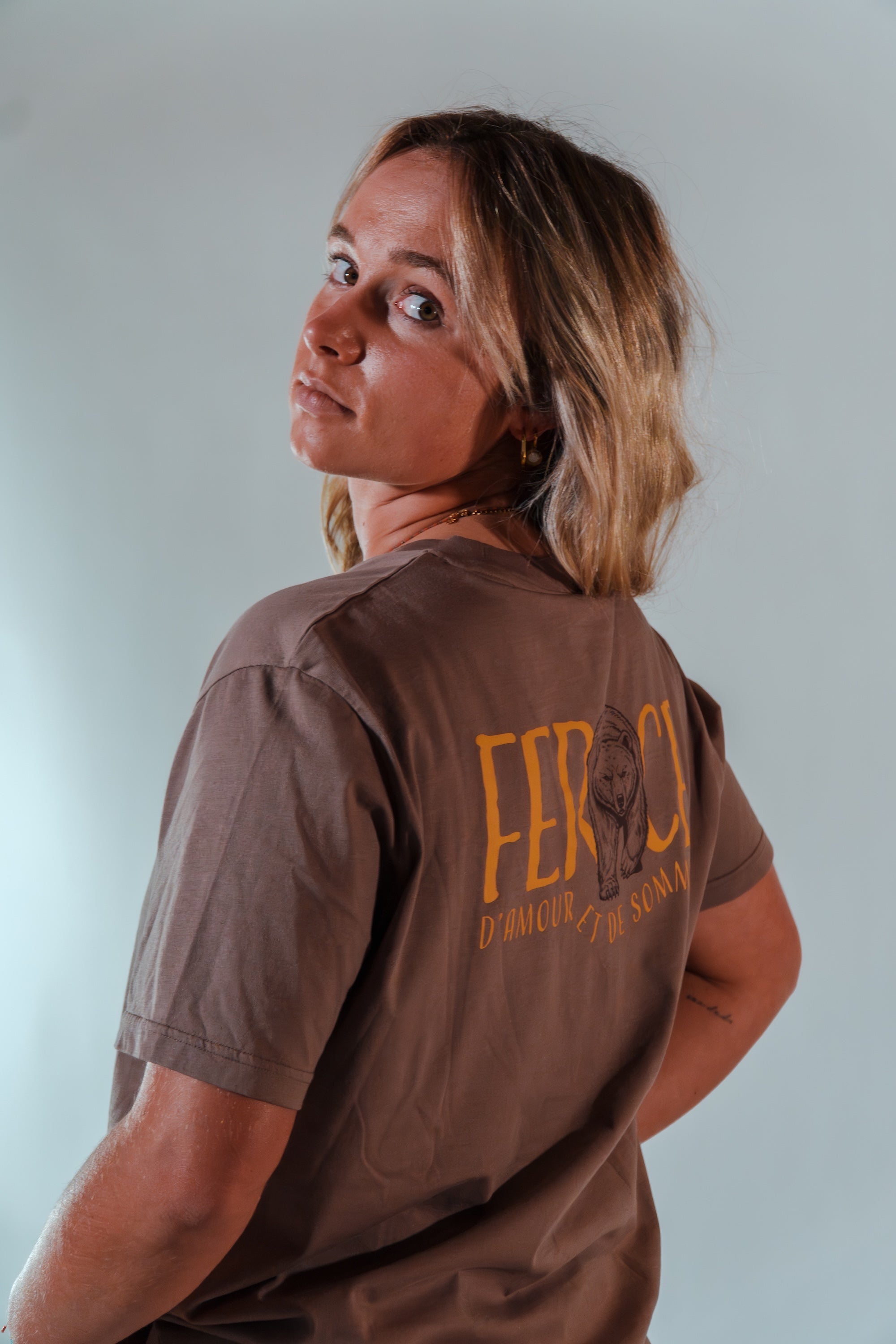 T-shirt coton bio Yellowstone marron porté femme dos imprimé