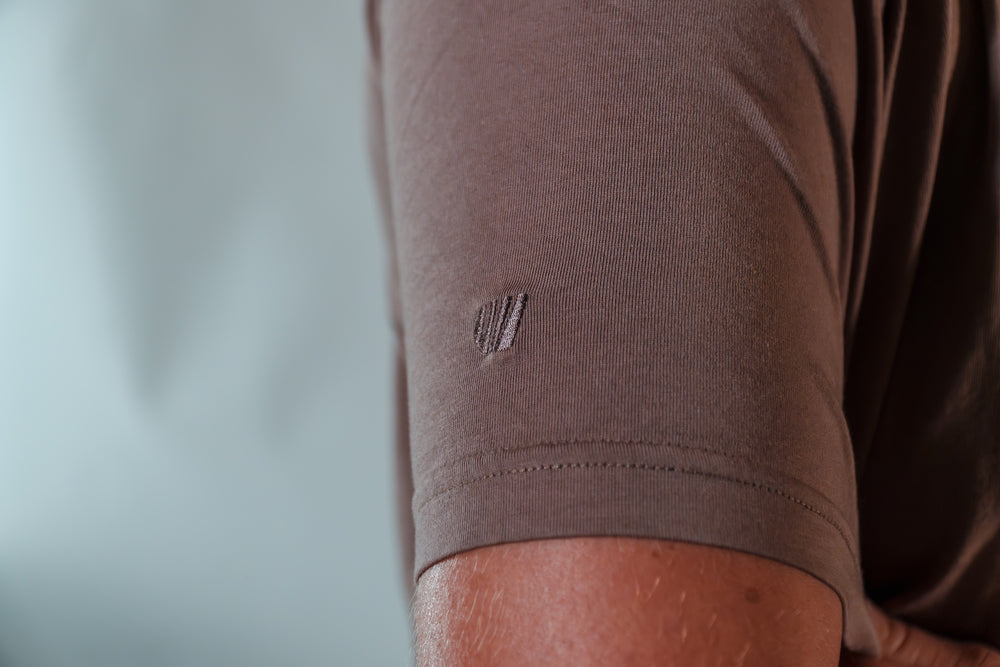 T-shirt coton bio Yellowstone marron détail logo manche