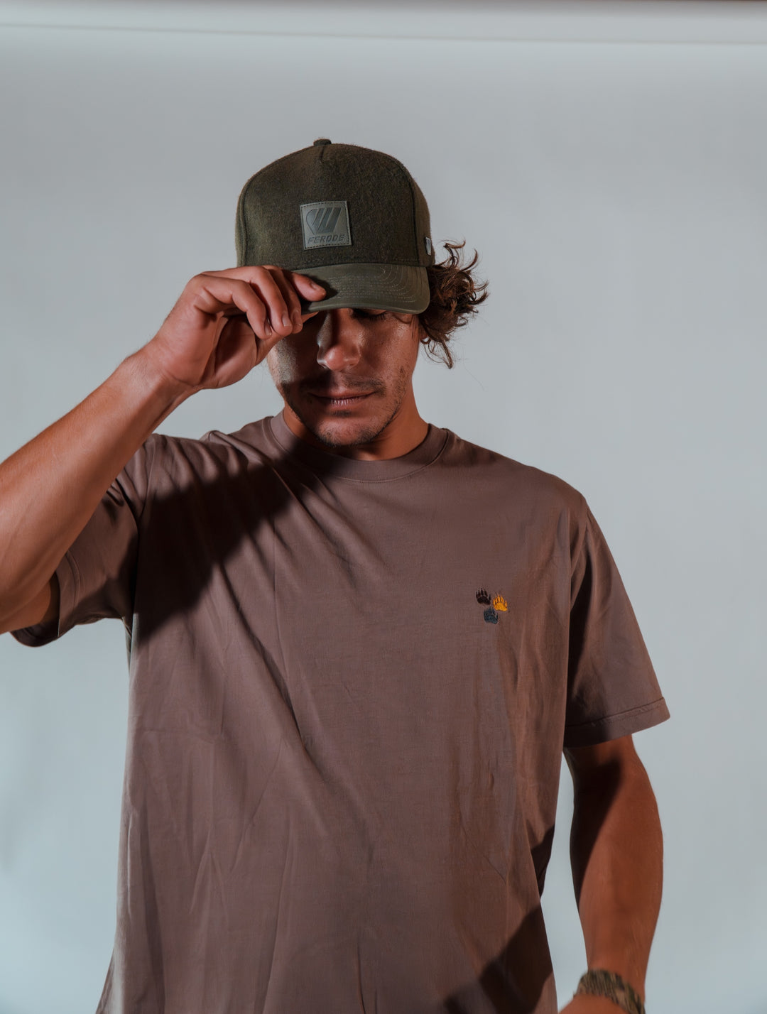 T-shirt coton bio Yellowstone marron porté homme face