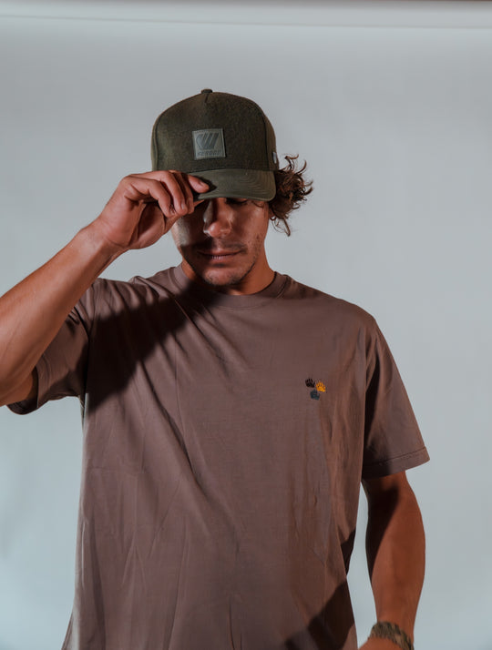 T-shirt coton bio Yellowstone marron porté homme face