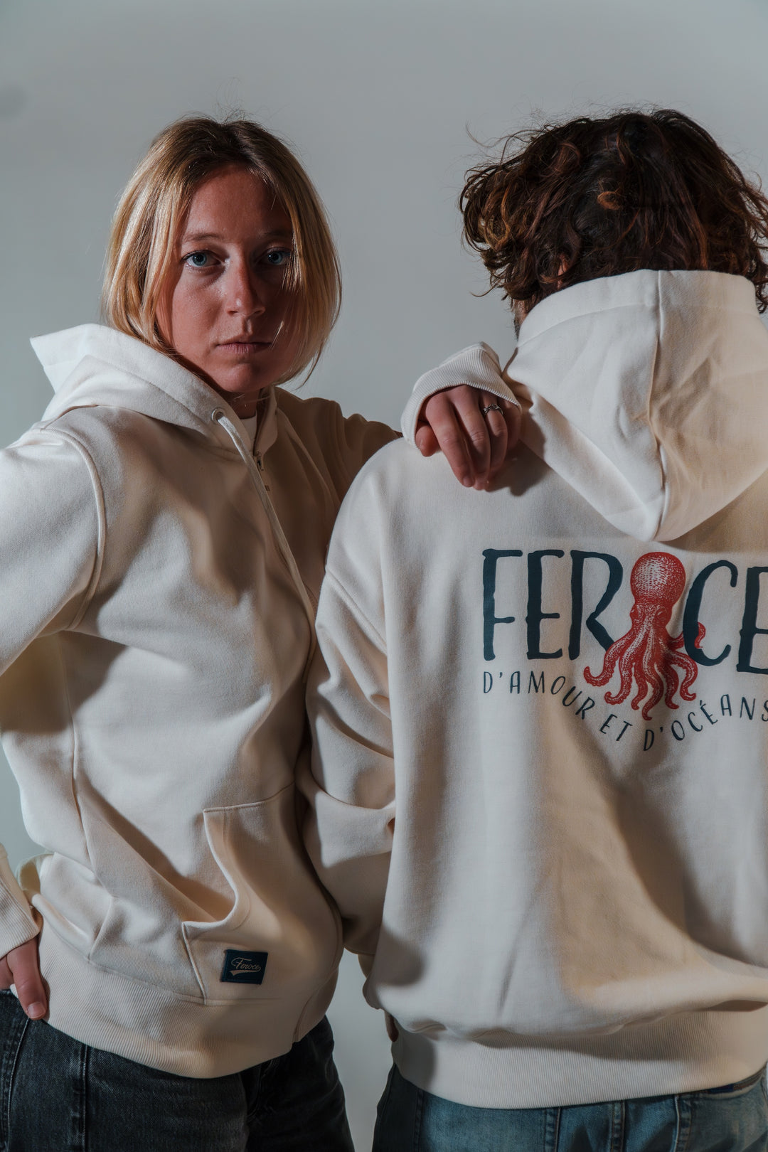 hoodie Kétos écru porté duo studio