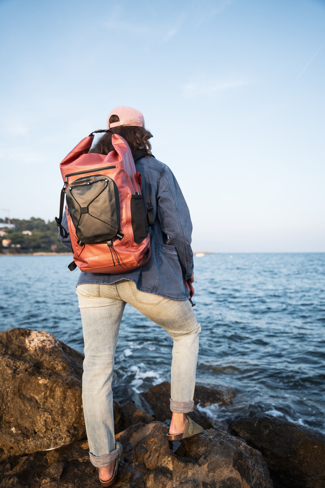Sac à dos étanche IPX6 Double Kiteloop 27L - Rose porté en bord de mer