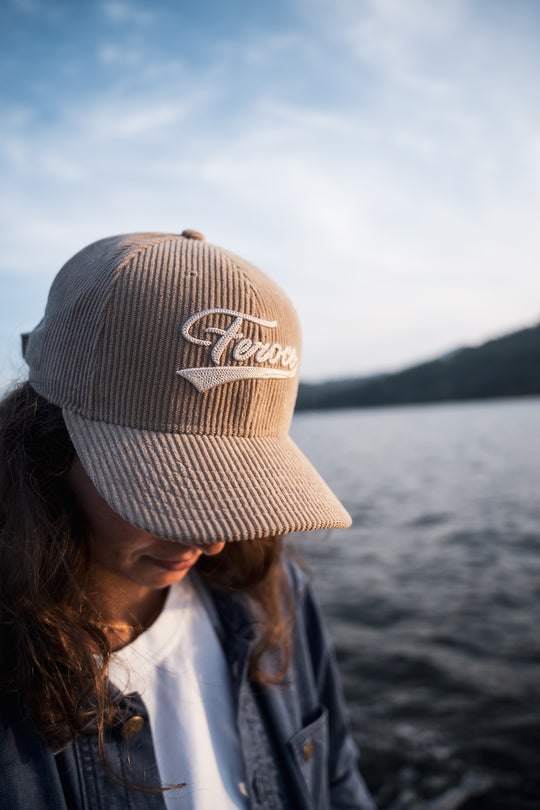 Casquette velours Bena - Beige FEROCE portée en extérieur