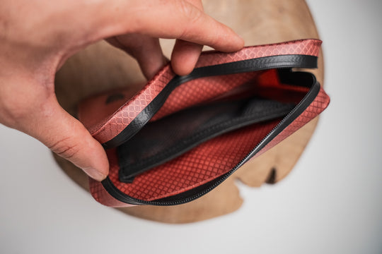 pochette Leoube étanche IPX6 rose coraille ouverture compartiment intérieur