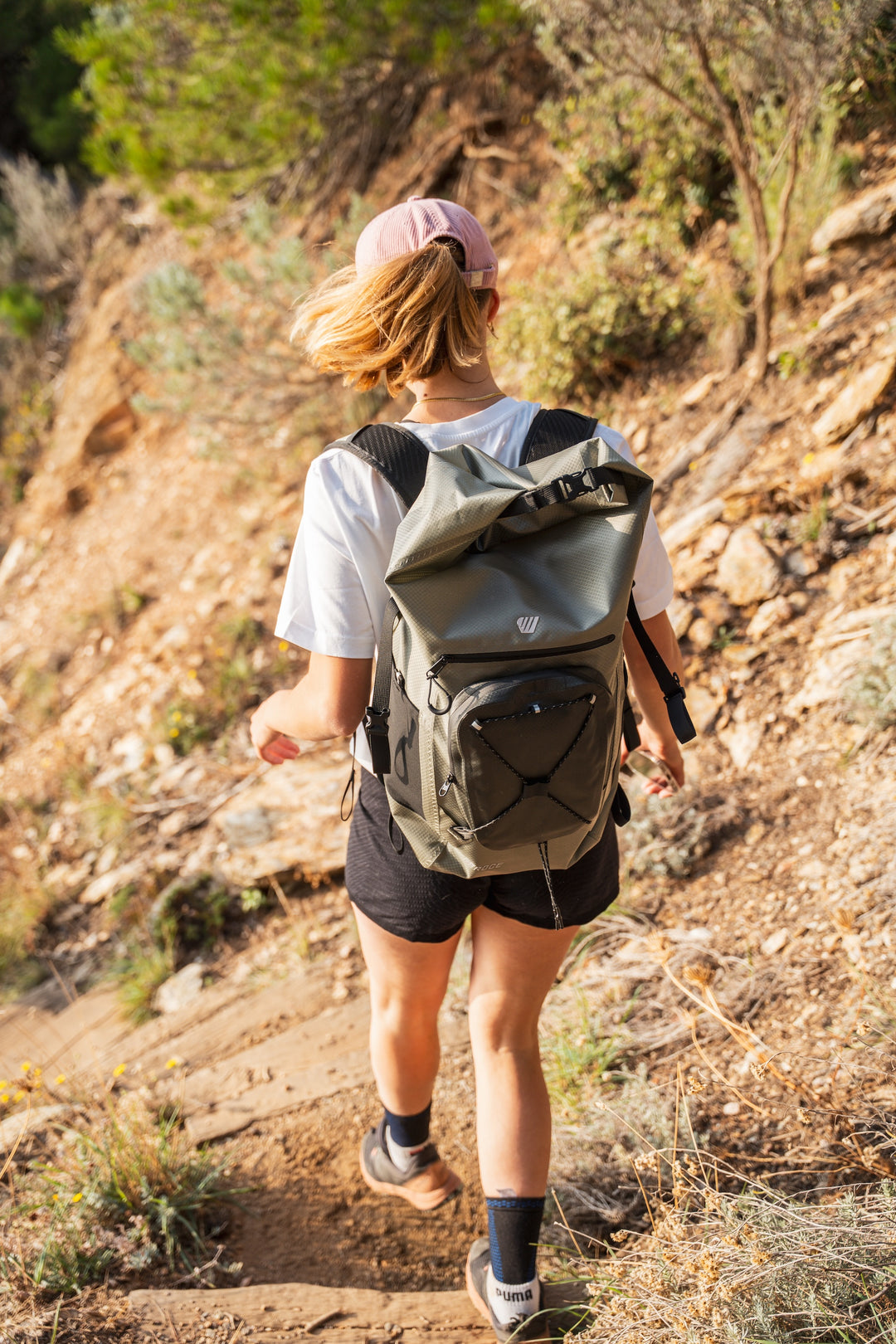 Sac à dos étanche IPX6 Double Kiteloop 27L - Gris porté en randonnée