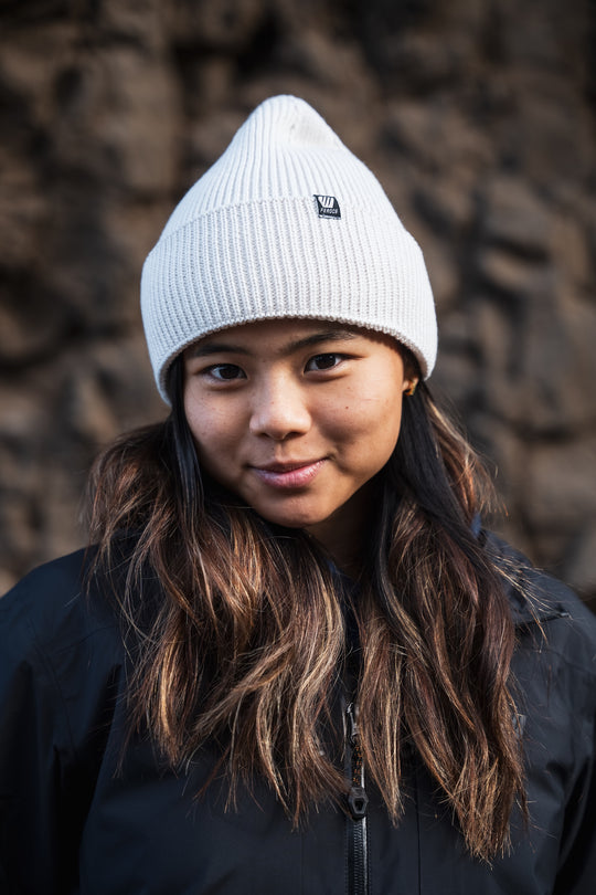 Bonnet à grosse maille MANASLU crème, vue de face en extérieur.
