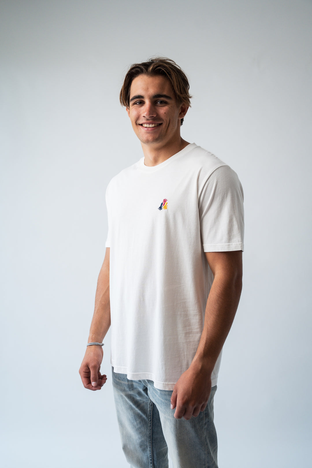 T-shirt coton bio Kétos écru porté homme studio