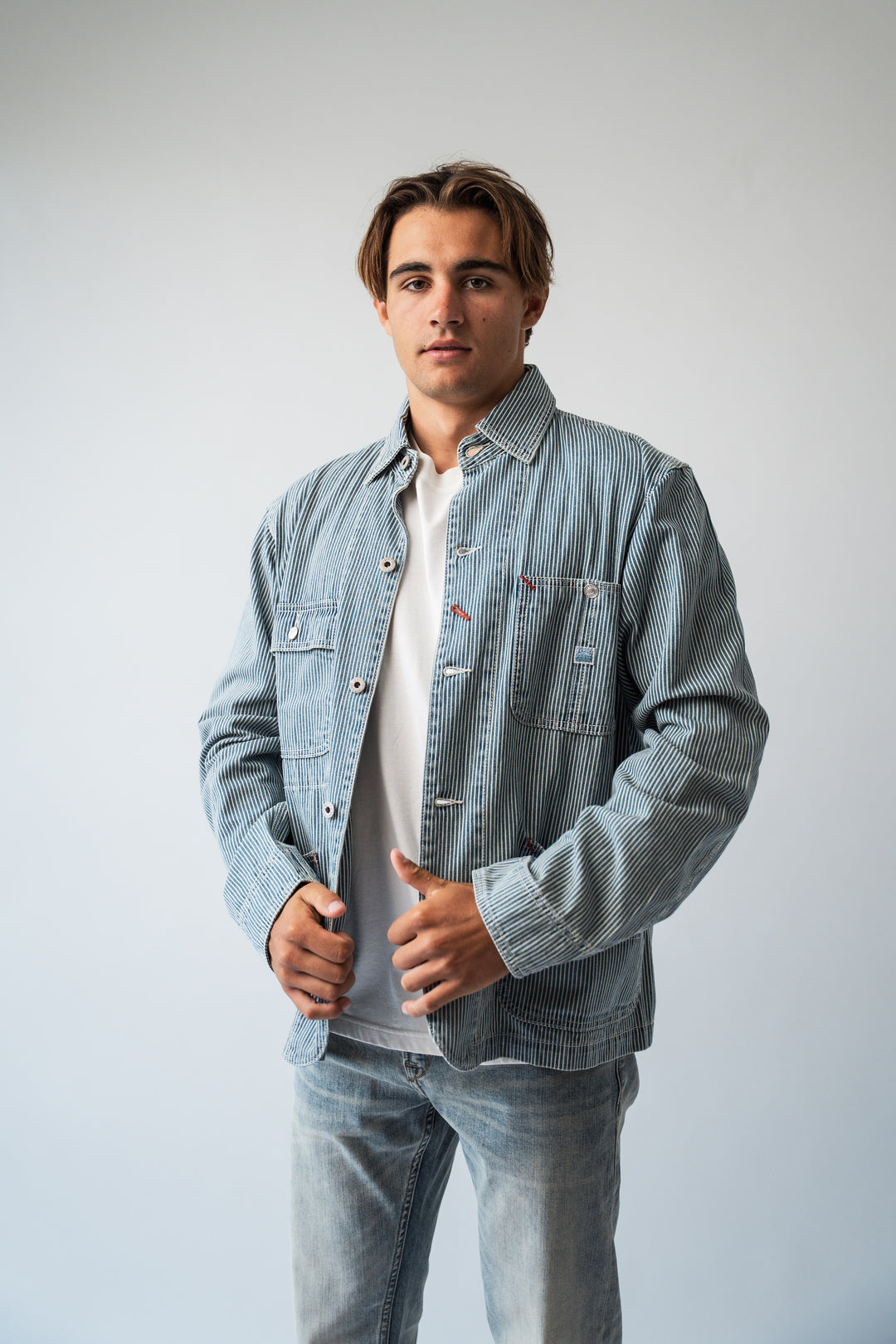 Chemise en jean Yukon bleu/blanc portée en studio face