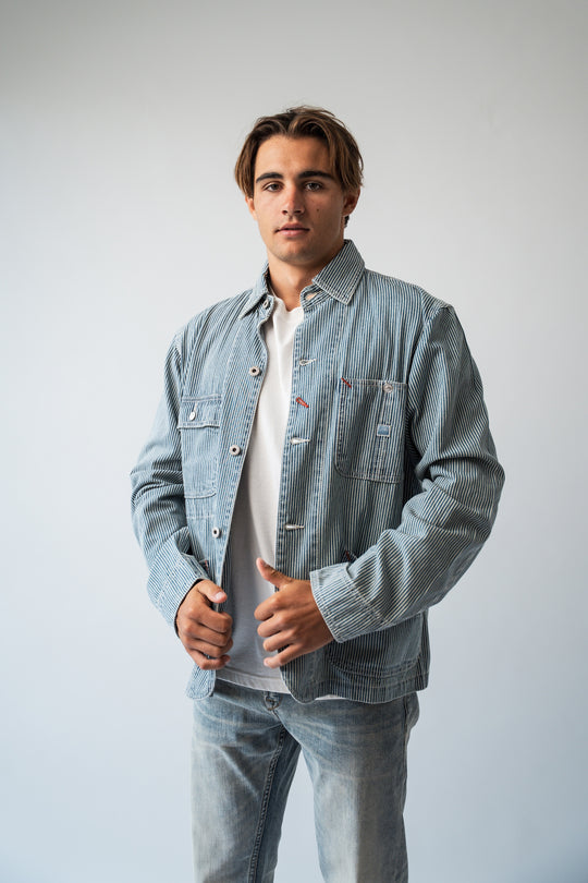 Chemise en jean Yukon bleu/blanc portée en studio face