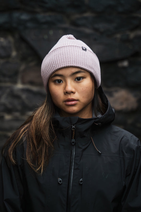 Bonnet à grosse maille MANASLU rose, vue de face en extérieur.