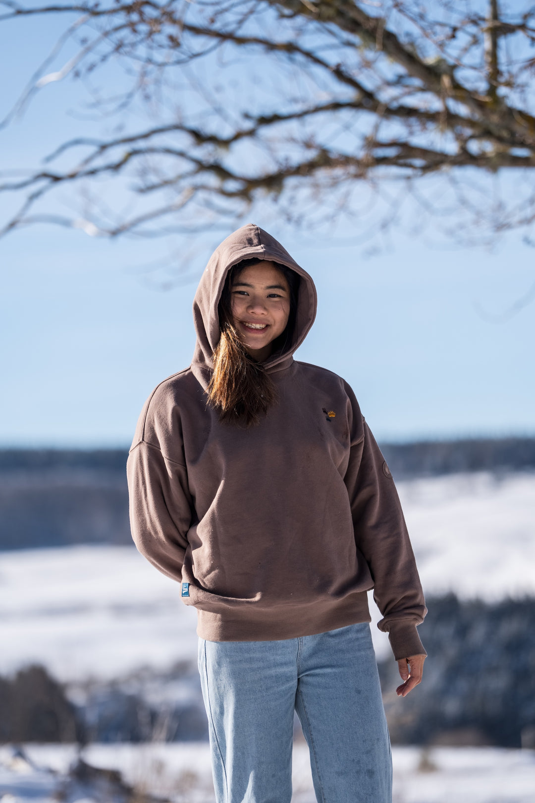 hoodie Yellowstone marron porté en extérieur neige