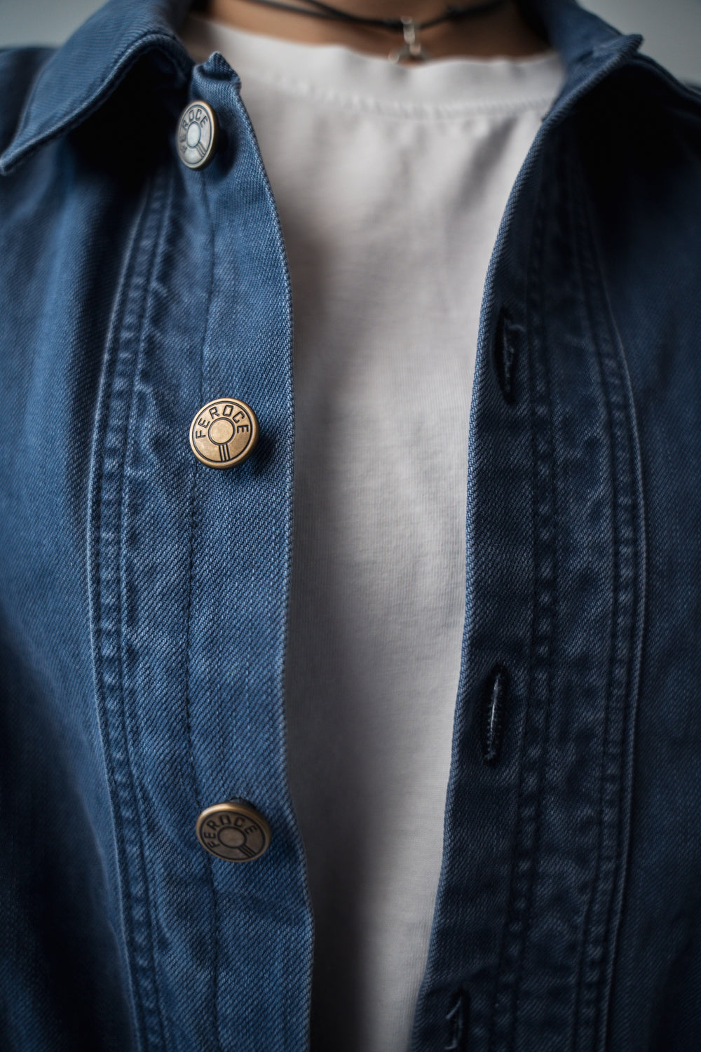 chemise en jean Rusty bleu travail détail boutons et col