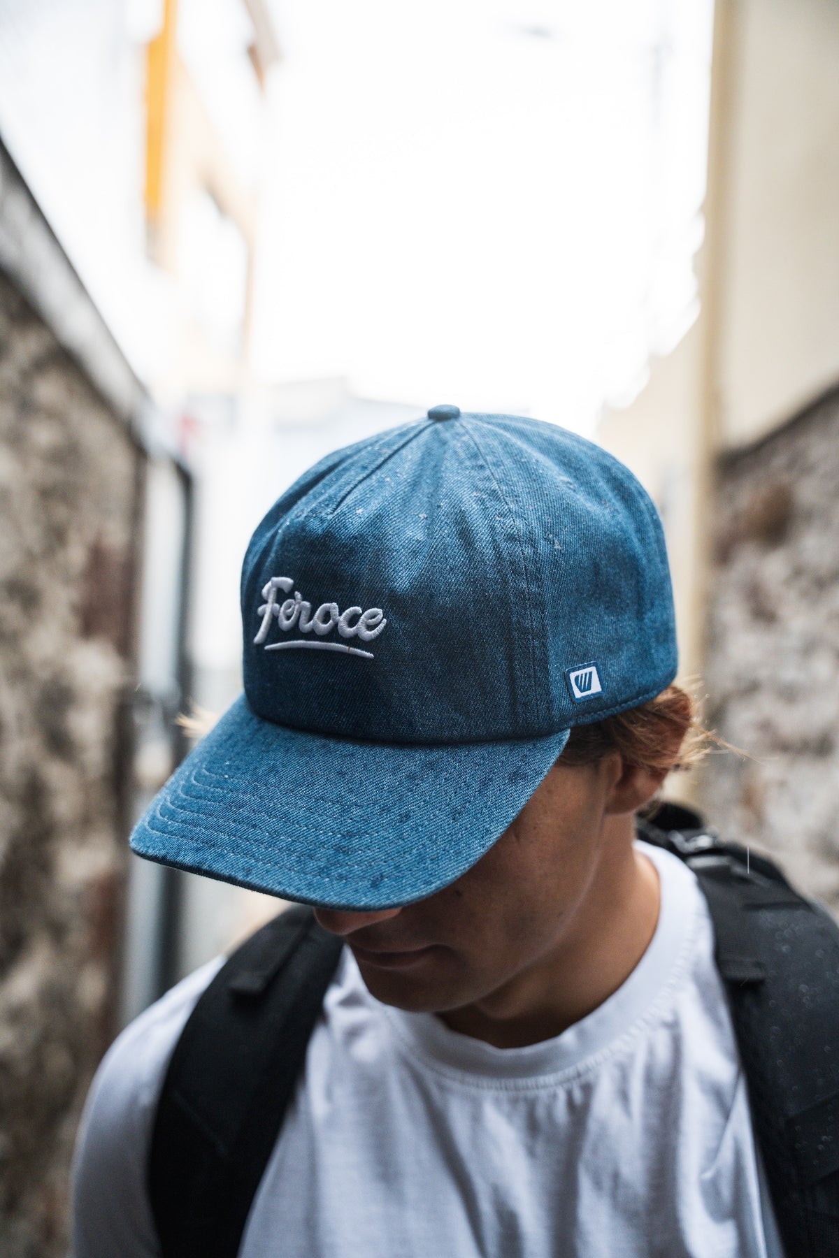 Casquette en Jean FEROCE portée vue 3/4