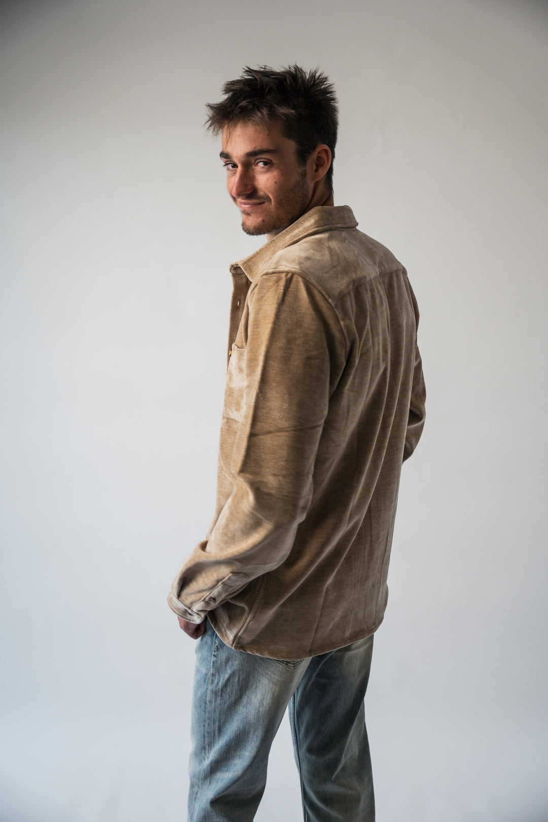 Chemise velours beige portée, coupe regular vue de dos.