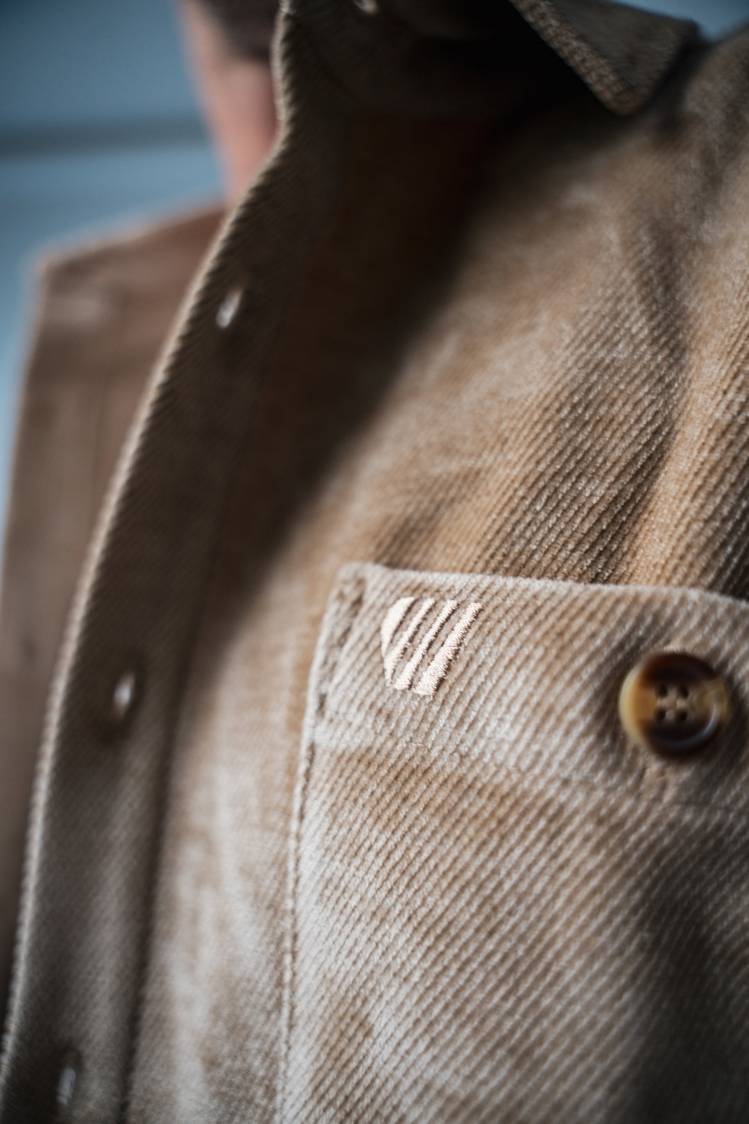 Détail chemise velours fin beige en coton, poche poitrine boutonnée.