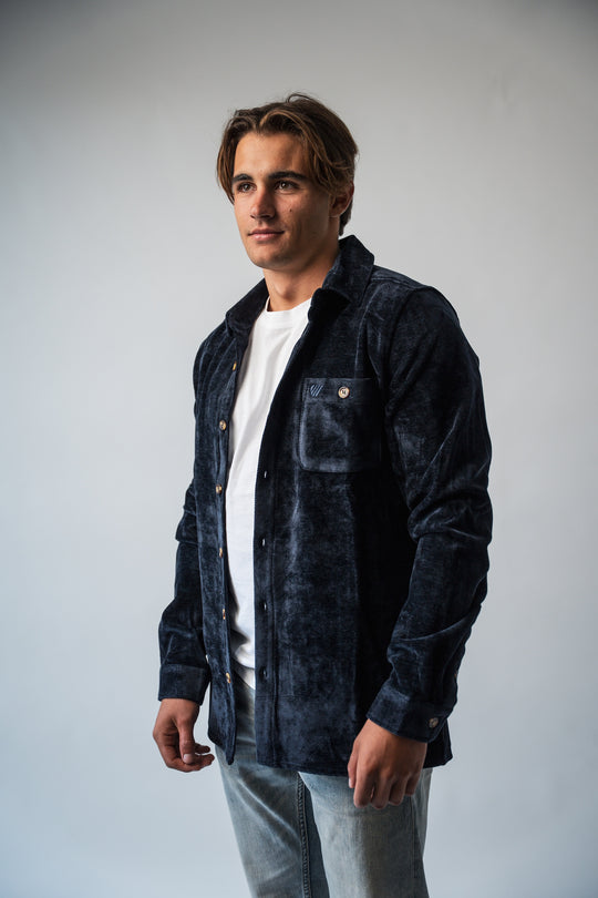 Chemise velours bleu marine portée, coupe regular style élégant.