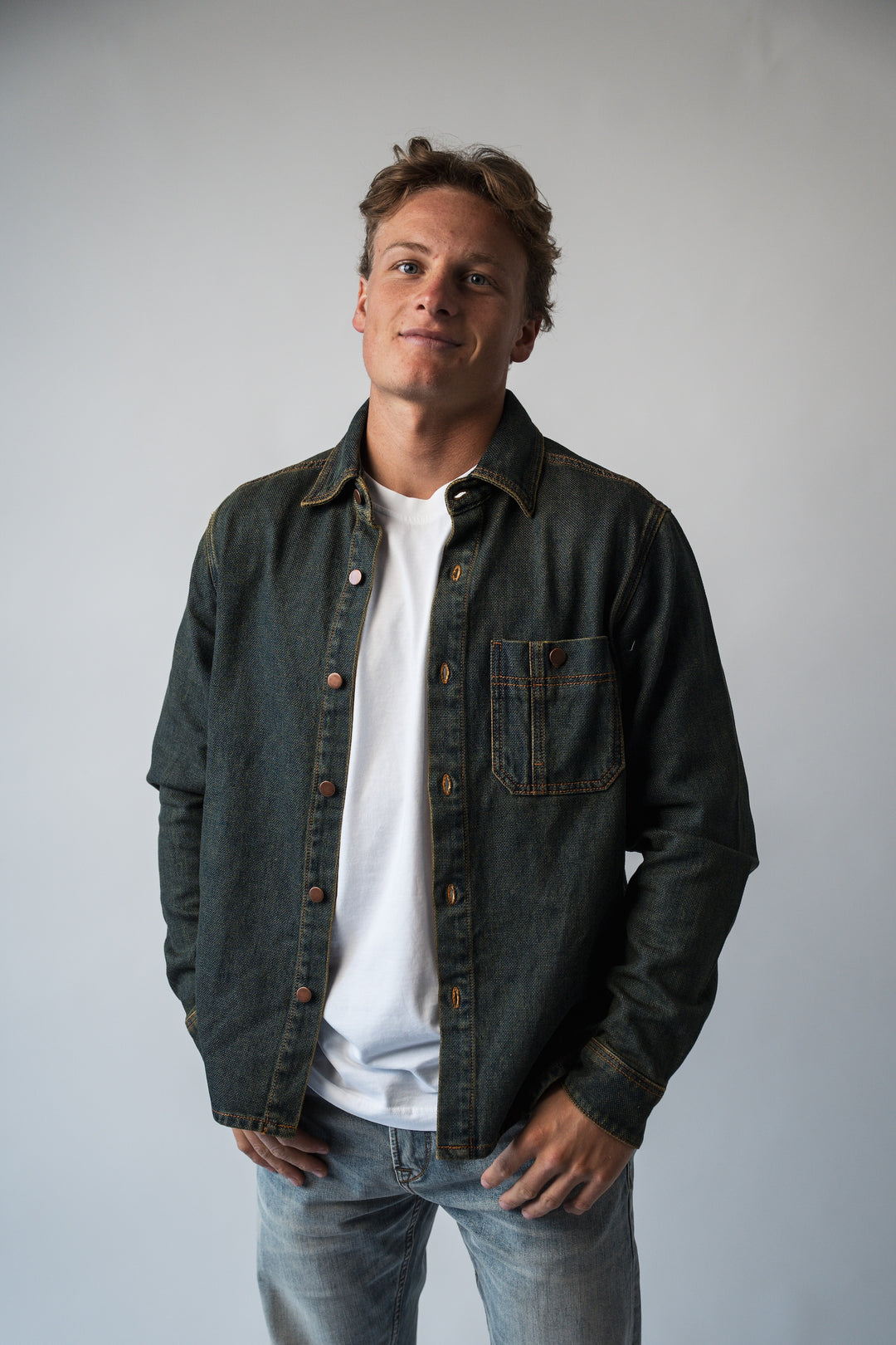 Chemise en jean héritage bleu rouille portée homme studio