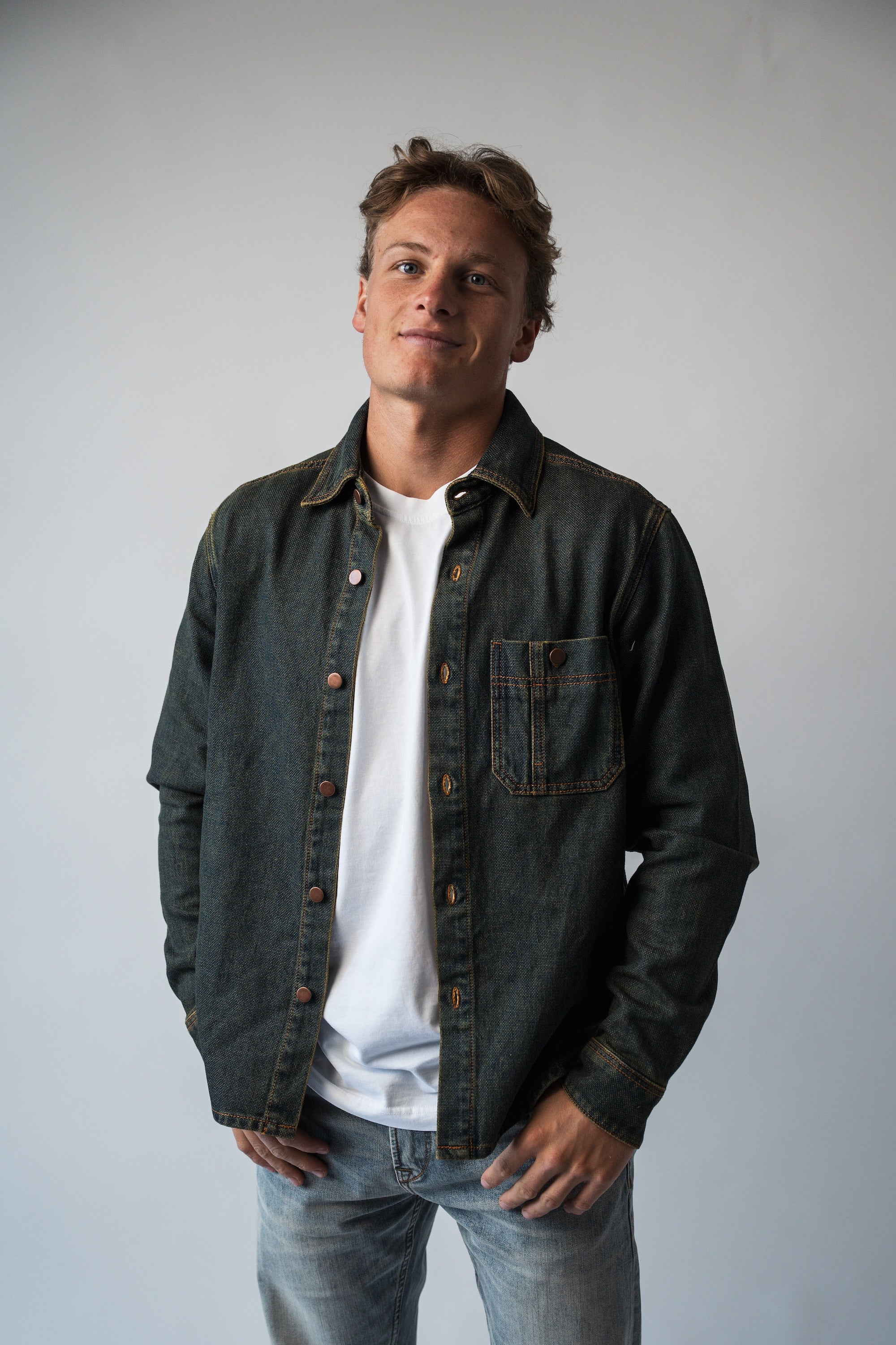 Chemise en jean héritage bleu rouille portée homme studio