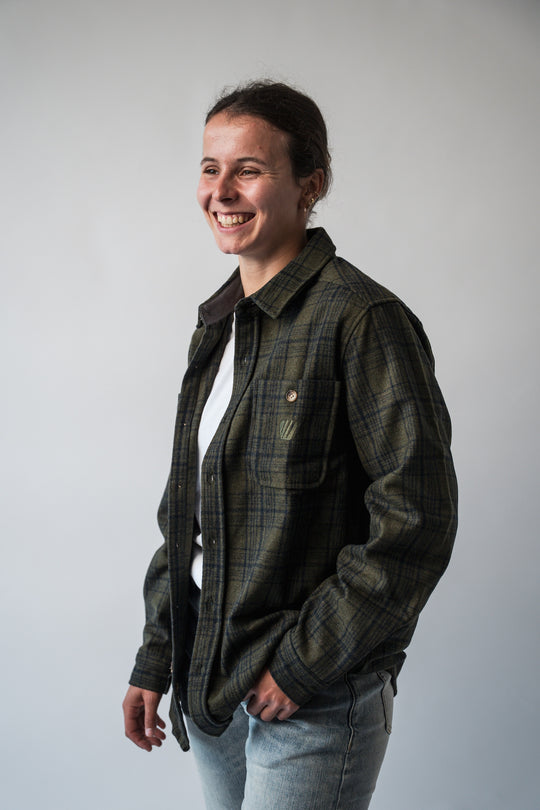 Chemise Mezenc en laine - Kaki FEROCE portée de face