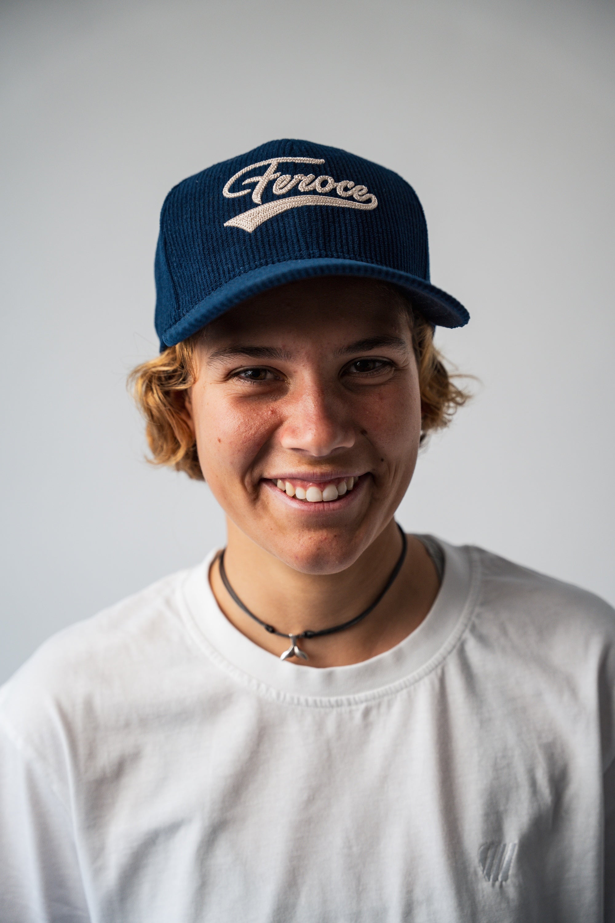 Casquette velours Bena - Bleu FEROCE portée de face avec logo brodé