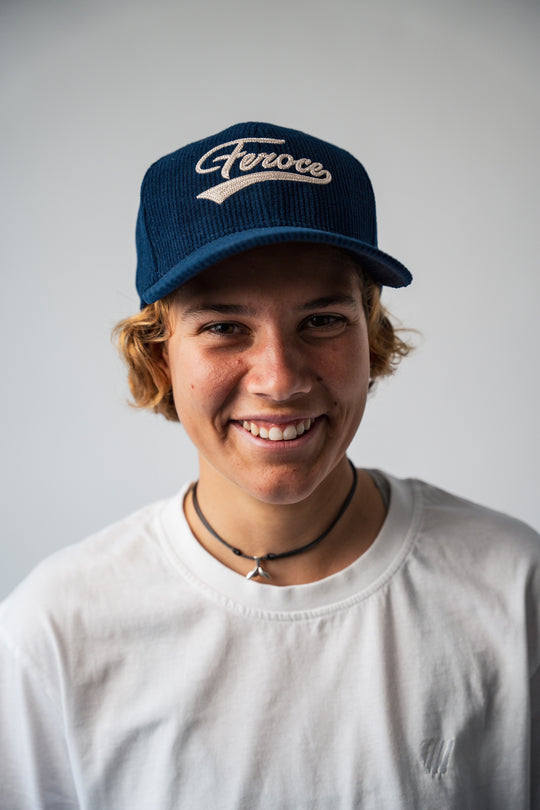 Casquette velours Bena - Bleu FEROCE portée de face avec logo brodé