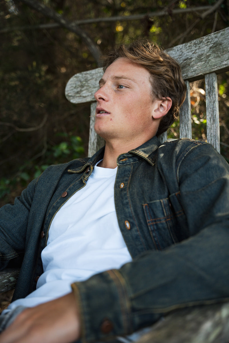 Chemise en jean héritage bleu rouille portée extérieur profil