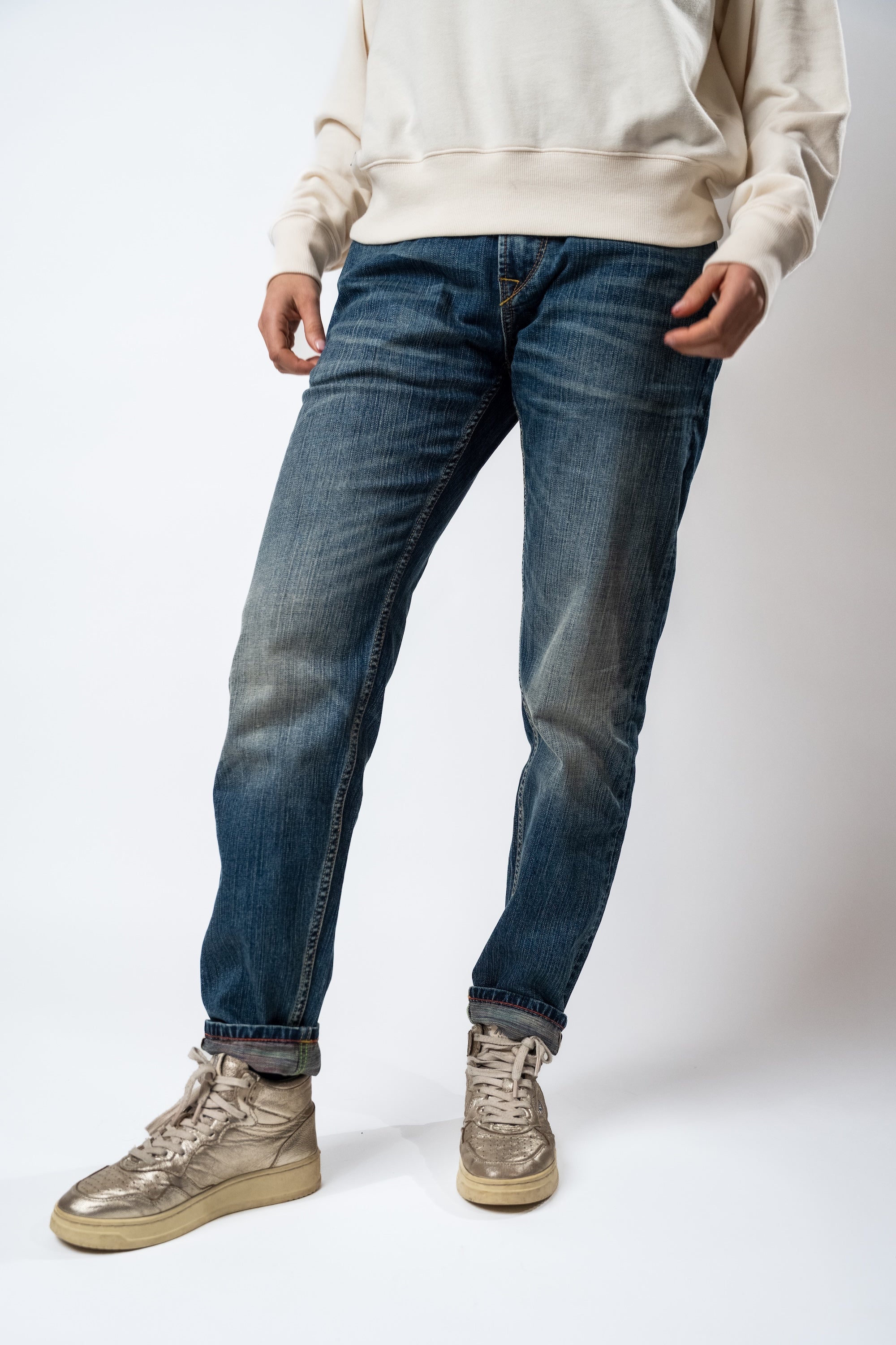 Jean Denim selvedge Lukla - Bleu vieilli FEROCE porté vue de face