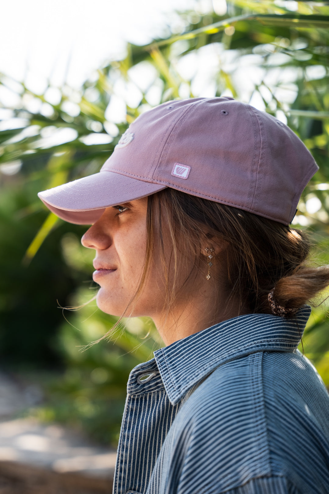 Casquette en Tissu Gaou - Rose portée vue de côté avec logo brodé