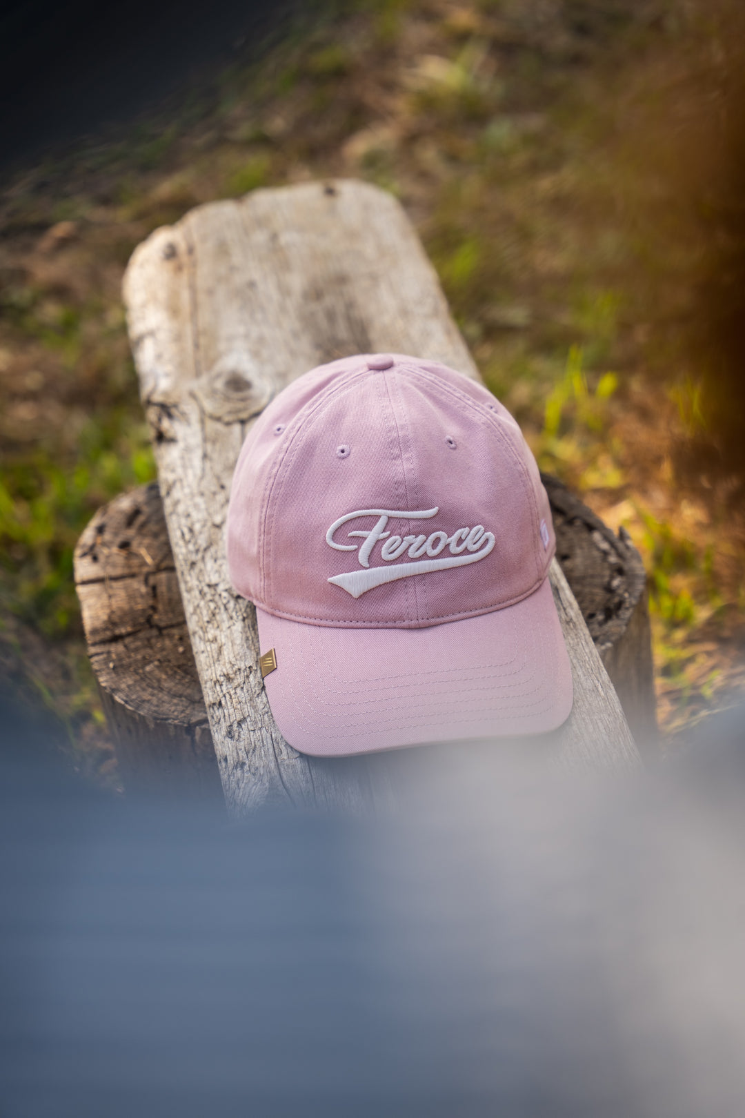 Casquette en Tissu Gaou - Rose FEROCE posée sur un tronc d&