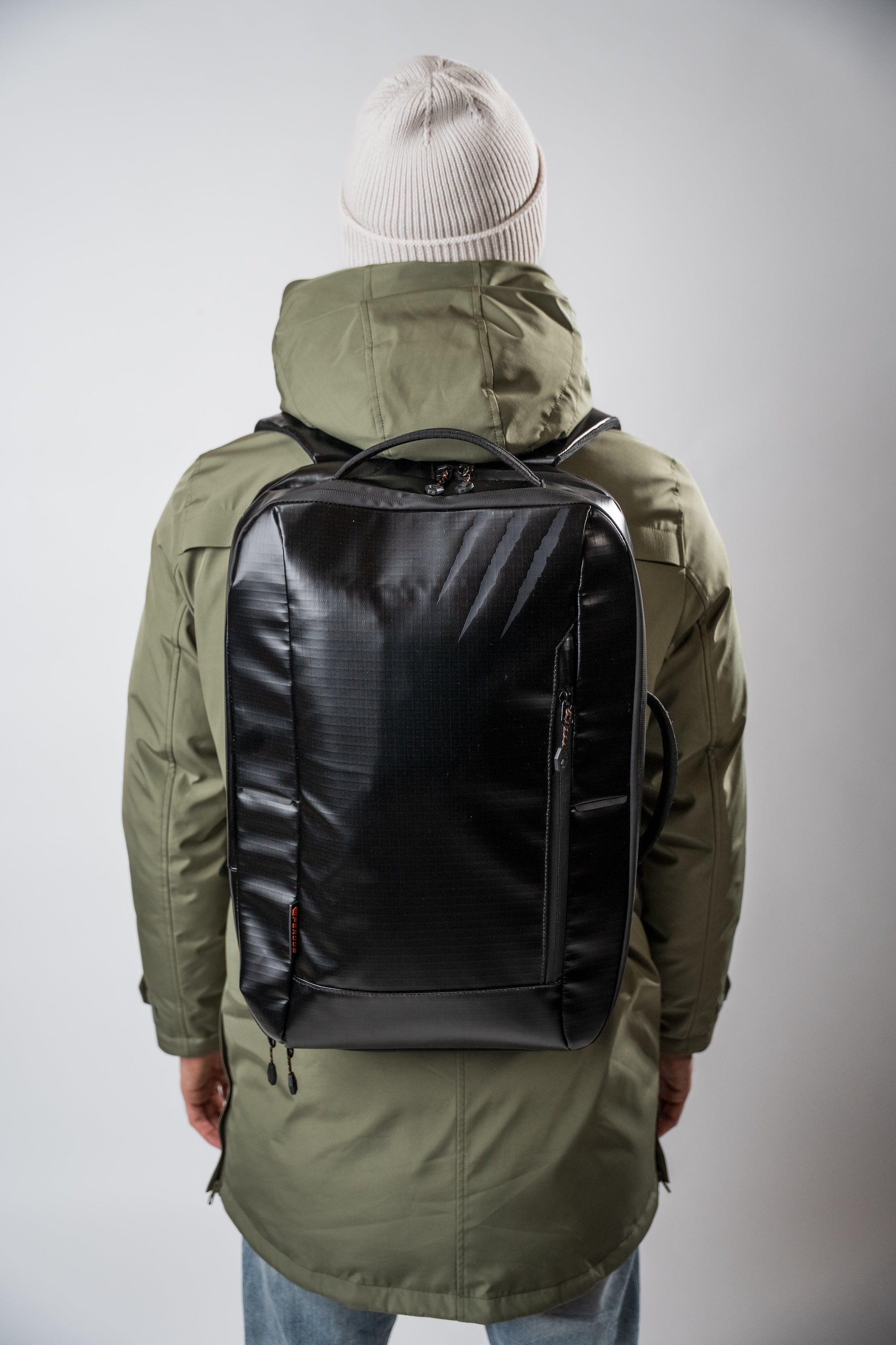 Sac Urban & Outdoor Velay 18L - Noir FEROCE porté de dos
