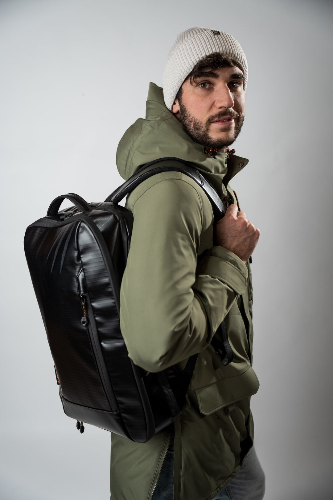 Sac Urban &amp; Outdoor Velay 18L - Noir FEROCE porté de profil