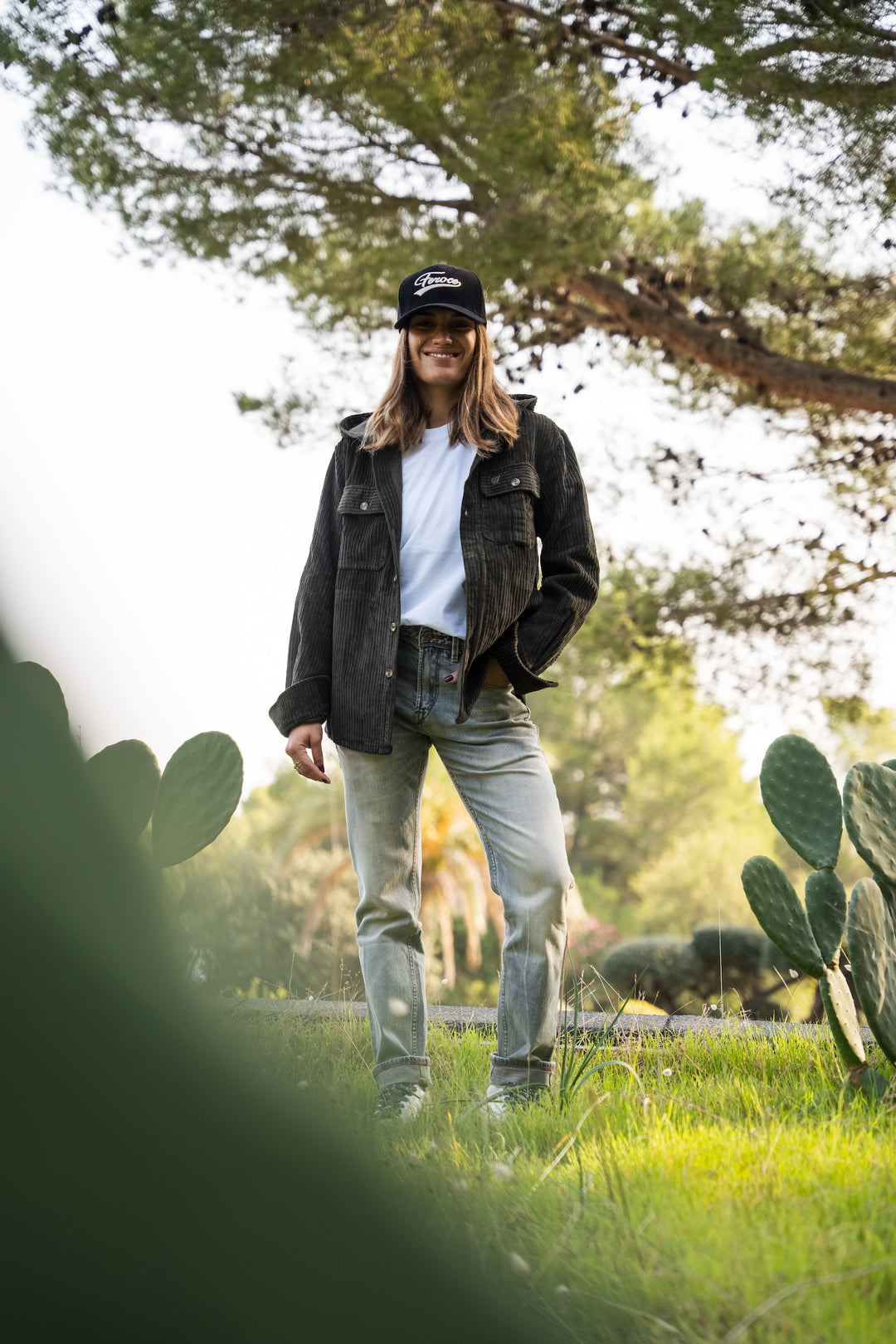 Chemise Lizieux velours - kaki FEROCE portée en plein air look complet