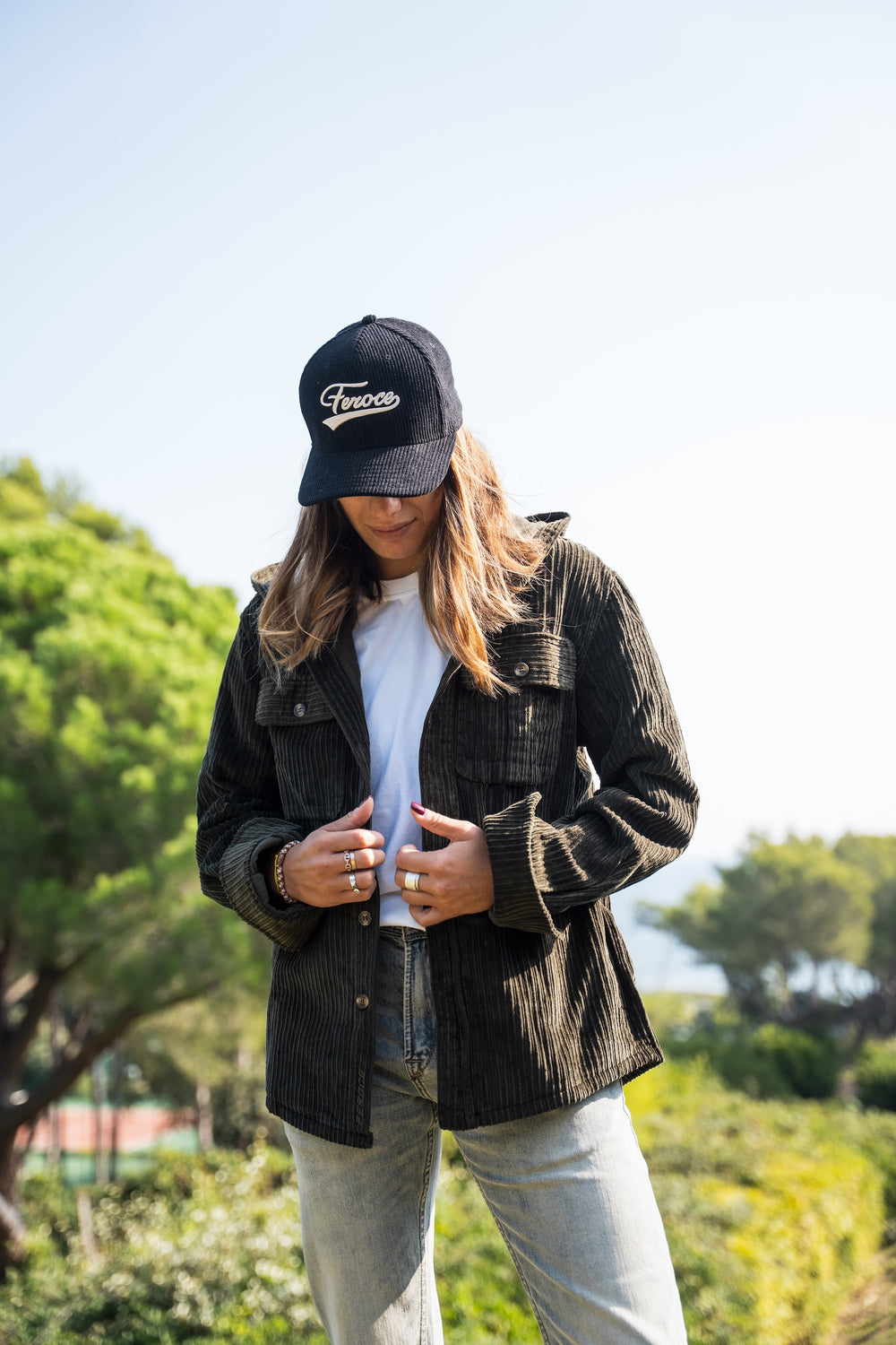 Chemise Lizieux velours - kaki FEROCE portée avec casquette en extérieur