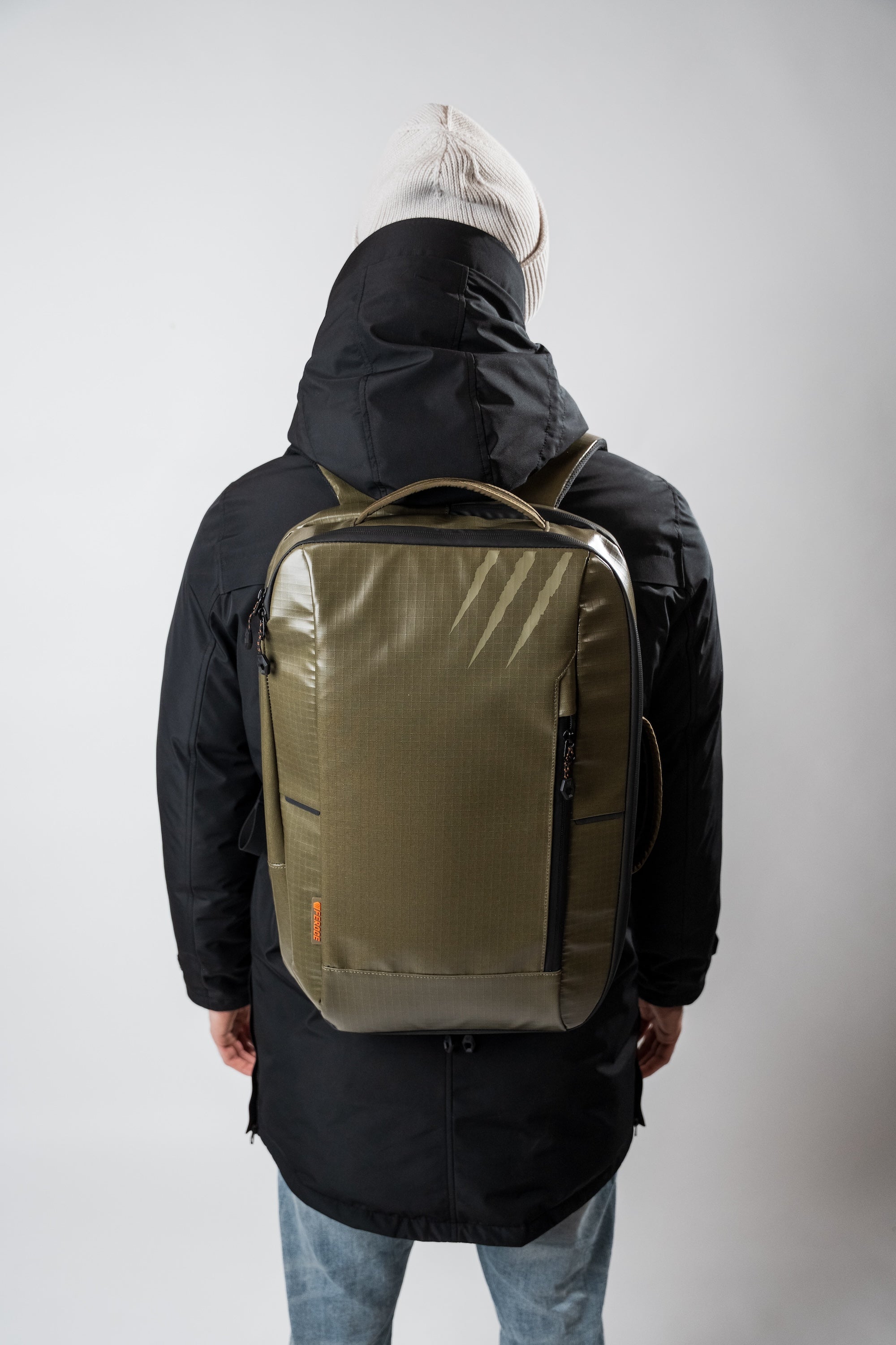 Sac Urban & Outdoor Velay 18L - Kaki FEROCE porté de dos